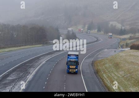 IN DER NÄHE VON MOFFAT, SCHOTTLAND, Großbritannien - 16. Januar 2024 - Verkehr auf der M74 bei Moffat heute (Montag), da der Schnee nach Süden zieht, von einer arktischen Explosion, die durch die Nordsee geschossen wurde Stockfoto