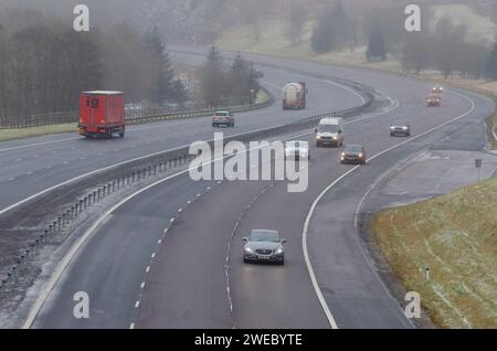 IN DER NÄHE VON MOFFAT, SCHOTTLAND, Großbritannien - 16. Januar 2024 - Verkehr auf der M74 bei Moffat heute (Montag), da der Schnee nach Süden zieht, von einer arktischen Explosion, die durch die Nordsee geschossen wurde Stockfoto