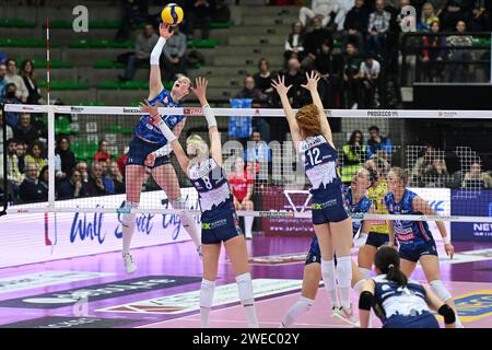 Treviso, Italien. Januar 2024. Spike von Isabelle Haak während Prosecco Doc Imoco Conegliano vs Il Bisonte Firenze, Volleyball Italian Women Cup Match in Treviso, Italien, 24. Januar 2024 Credit: Independent Photo Agency/Alamy Live News Stockfoto