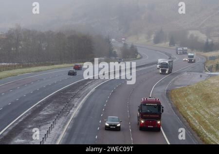 IN DER NÄHE VON MOFFAT, SCHOTTLAND, Großbritannien - 16. Januar 2024 - Verkehr auf der M74 bei Moffat heute (Montag), da der Schnee nach Süden zieht, von einer arktischen Explosion, die durch die Nordsee geschossen wurde Stockfoto