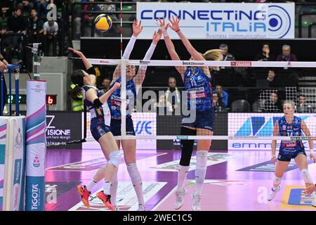 Treviso, Italien. Januar 2024. Diener von Mayu Ishikawa ( Bisonte Firenze ) während Prosecco Doc Imoco Conegliano vs Il Bisonte Firenze, Volleyball Italian Women Cup Match in Treviso, Italien, 24. Januar 2024 Credit: Independent Photo Agency/Alamy Live News Stockfoto