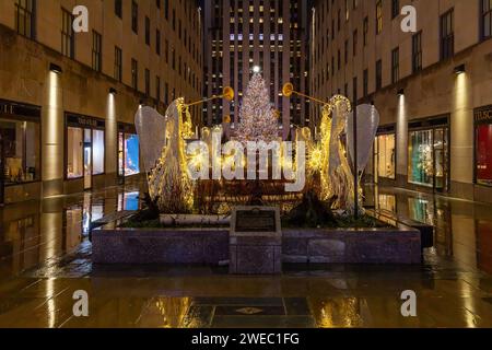 Rockefeller Center während der Weihnachtszeit mit dem beleuchteten Baum und Blick durch die Engel mit Trompeten. Stockfoto