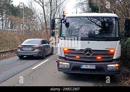 Gärtner und Pflegemaßnahmen eine Gärtnerei blockiert mit einem Betriebsfahrzeug kurzfristig eine Straße um Gartenabfälle nach einer Pflegemaßnahme zu entsorgen. *** Gärtner und Instandhaltungsmaßnahmen Ein Gartencenter sperrt eine Straße mit einem Firmenfahrzeug vorübergehend, um Gartenabfälle nach einer Instandhaltungsmaßnahme zu entsorgen Stockfoto