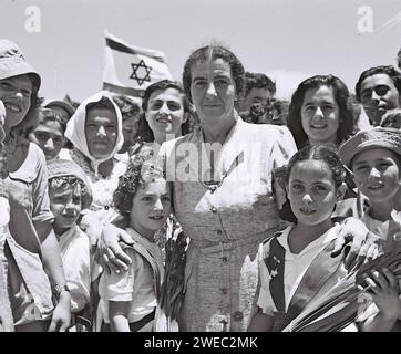 GOLDA MEIR (1898–1978) Premierminister Israels 1950 mit Mitgliedern des Kibbuz Shefayim Stockfoto