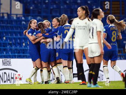 Chelsea-Spieler feiern ihr zweites Tor, ein eigenes Tor von Real Madrid Torhüterin Mylene Chavas während des Spiels der UEFA Women's Champions League Gruppe D in Stamford Bridge, London. Bilddatum: Mittwoch, 24. Januar 2024. Stockfoto