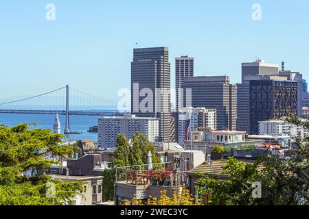 Blick auf die Wolkenkratzer der Innenstadt von San Francisco mit der San Francisco-Oakland Bay Bridge im Zentrum. Oakland Bay Bridge zwischen Wolkenkratzern des San Francisco Financial District, Kalifornien, USA Stockfoto