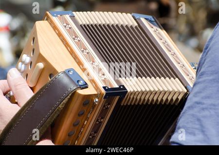 Ein Mann, der auf einem Akkordeon spielt Stockfoto