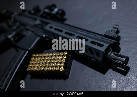 Modernes elegantes Sturmgewehr und Kugel auf grauem Hintergrund in der Schweiz. Stockfoto