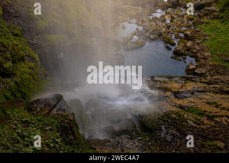 Der Giessbacher Wasserfall auf der Bergseite in Langzeitbelichtung in Brienz, Berner Oberland, Kanton Bern, Schweiz. Stockfoto