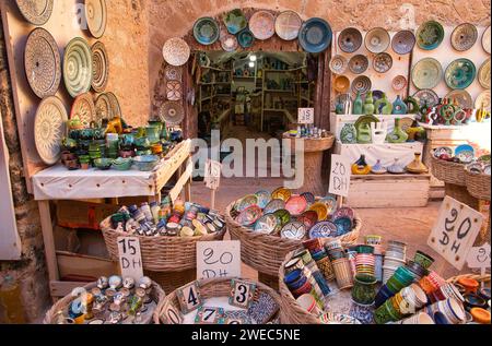 Schüsseln und Keramik in einem typischen Berbergeschäft in der Medina von Essaouira, Marokko Stockfoto