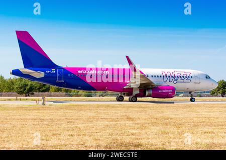 Boryspil, Ukraine - 10. September 2019: Airbus A320 von Wizzair fährt auf dem Flughafen Boryspil Stockfoto