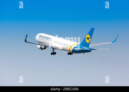 Boryspil, Ukraine - 5. August 2020: Flugzeug Boeing 767-300ER der Ukraine International Airlines (FlyUIA) startet von Boryspil International Ai Stockfoto