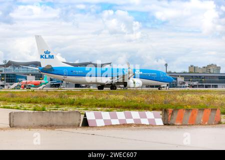 Boryspil, Ukraine - 13. August 2020: Das Flugzeug Boeing 737-800 der KLM Royal Dutch Airlines landet am Boryspil International Airport Stockfoto