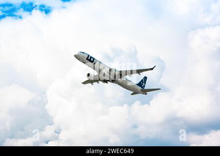 Boryspil, Ukraine - 11. Mai 2019: Das Flugzeug Embraer E195 von LOT Polish Airlines startet vom Flughafen Boryspil Stockfoto