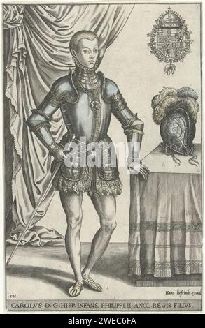 Porträt von Don Carlos, Frans Huys, 1546 - 1562 Druck Porträt von Don Carlos, infante von Spanien, rechts, gekleidet in einem Harness. Er steht neben einem Tisch mit einem Helm drauf. Oben rechts sein Wappen. Eine Textregel im lateinischen in der Mitte. Antwerpener Papier. Aquarellpinsel (Farbe) Stockfoto