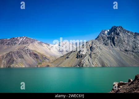 Embalse el Yeso, ein großer Stausee in den Bergen der hohen Anden. Valle de Yeso, Chile, Südamerika. Stockfoto