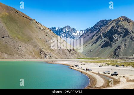 Embalse el Yeso, ein großer Stausee in den Bergen der hohen Anden. Valle de Yeso, Chile, Südamerika. Stockfoto