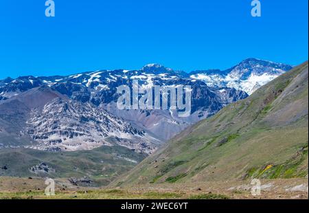 Mesozoische Vulkangesteine in den Bergen der hohen Anden. Valle de Yeso, Chile, Südamerika. Stockfoto