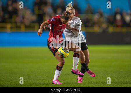 Laura Coombs #7 von Manchester City trifft Nikita Parris #22 von Manchester United WFC beim FA Women's League Cup Gruppe B Spiel zwischen Manchester City und Manchester United am Mittwoch, den 24. Januar 2024, im Joie Stadium in Manchester. (Foto: Mike Morese | MI News) Credit: MI News & Sport /Alamy Live News Stockfoto