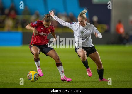 Laura Coombs #7 von Manchester City trifft Nikita Parris #22 von Manchester United WFC beim FA Women's League Cup Gruppe B Spiel zwischen Manchester City und Manchester United am Mittwoch, den 24. Januar 2024, im Joie Stadium in Manchester. (Foto: Mike Morese | MI News) Credit: MI News & Sport /Alamy Live News Stockfoto