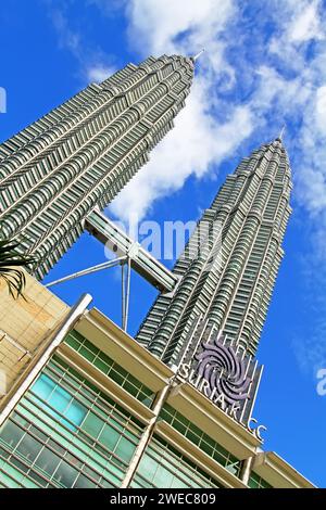 Petronas Twin Towers oder KLCC vom KLCC Park in Kuala Lumpur, Malaysia. Stockfoto