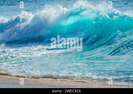 Aqua-farbige Ozeanwelle am Strand in Hawaii Stockfoto