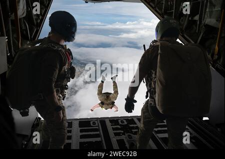 Ein Pararescueman der 31st Rescue Squadron springt aus einem MC-130J Commando II, das dem 353. Sondereinsatzflügel über Okinawa, Japan, am 19. Januar 2024 zugewiesen ist. Pararescuemen sind ausgebildet, ausgerüstet und positioniert, um Personal-Bergungsoperationen im gesamten Spektrum sowohl in Friedenszeiten als auch in Kampfumgebungen durchzuführen. (Foto der U.S. Air Force von Senior Airman Tylir Meyer) Stockfoto