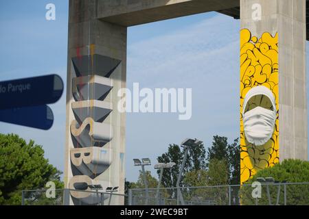 Urban Harmony: Brücken von Herzen mit Farben auf diesem lebendigen Brückenbild. #ArtistryInMotion #BridgeCanvas #Portugal #Lissabon Stockfoto