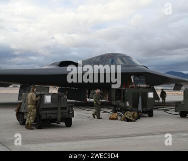 Der 509th Maintenance Group zugewiesene Flieger führen während der Red Flag 24-1 auf der Nellis Air Force Base, Nevada, am 23. Januar 2024 Wartungsarbeiten an einem B-2 Spirit durch. Red Flag bietet einzigartige Ausbildungsmöglichkeiten, wobei der Schwerpunkt auf der Bereitschaft von Airman und Guardians für anspruchsvolle Kriegskämpfe und strategischen Wettbewerb liegt. (Foto der U.S. Air Force von Lt. Lindsey Weichel) Stockfoto