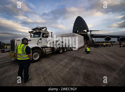 Die Crew von Lockheed Martin überwacht die Fahrzeugfreigabe während eines geostationären Operational Environmental Satellite der National Oceanic and Atmospheric Administration, der am 23. Januar 2024 von einer C-5M Super Galaxy der US Air Force im Kennedy Space Center der NASA auf Merritt Island, Florida, abgeladen wird. Die neunte AS-Flugbesatzung transportierte den neuesten Wettersatelliten der NOAA, GOES-U, von der Buckley Space Force Base in Colorado zum Kennedy Space Center und nutzte seine überdimensionale Tragfähigkeit als größtes Mobilitätsflugzeug im Bestand der Air Force. GOES-U kann Unwetter überwachen, Vulkanausbrüche identifizieren, messen Stockfoto