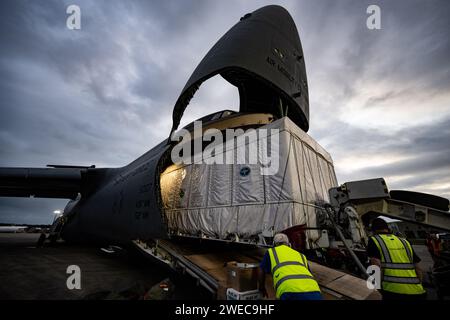 Die Crew von Lockheed Martin überwacht die Fahrzeugfreigabe, während sie einen geostationären Operational Environmental Satellite der National Oceanic and Atmospheric Administration von einer C-5M Super Galaxy der US Air Force im Kennedy Space Center auf Merritt Island, Florida, am 23. Januar 2024 entlädt. Die neunte AS-Flugbesatzung transportierte den neuesten Wettersatelliten der NOAA, GOES-U, von der Buckley Space Force Base in Colorado zum Kennedy Space Center und nutzte seine überdimensionale Tragfähigkeit als größtes Mobilitätsflugzeug im Bestand der Air Force. (Foto der U.S. Air Force von Staff Sgt. Marco A. Gomez) Stockfoto