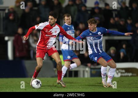 Kidderminster Harriers' Zak Brown im Kampf mit Louis Stephenson von Hartlepool United während des Vanarama National League-Spiels zwischen Hartlepool United und Kidderminster Harriers im Victoria Park, Hartlepool am Dienstag, den 23. Januar 2024. (Foto: Mark Fletcher | MI News) Credit: MI News & Sport /Alamy Live News Stockfoto