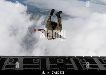 Ein Pararescueman der 31st Rescue Squadron springt aus einem MC-130J Commando II, das dem 353. Sondereinsatzflügel über Okinawa, Japan, am 19. Januar 2024 zugewiesen ist. Pararescuemen sind ausgebildet, ausgerüstet und positioniert, um Personal-Bergungsoperationen im gesamten Spektrum sowohl in Friedenszeiten als auch in Kampfumgebungen durchzuführen. (Foto der U.S. Air Force von Senior Airman Tylir Meyer) Stockfoto