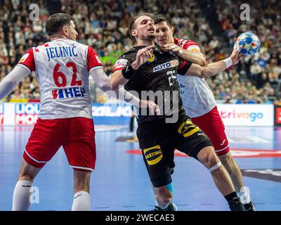 Köln, Deutschland. Januar 2024. Kai Haefner (Deutschland, #25) im Duell, Deutschland vs. Kroatien, Handball EM, Handball, Herren, 24.01.2024 Foto: EIBNER/Michael Schmidt Credit: dpa/Alamy Live News Stockfoto