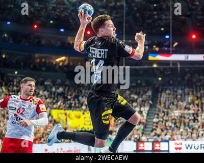 Köln, Deutschland. Januar 2024. Justus Fischer (Deutschland, #14) von aussen, Deutschland vs. Kroatien, Handball EM, Handball, Herren, 24.01.2024 Foto: EIBNER/Michael Schmidt Credit: dpa/Alamy Live News Stockfoto