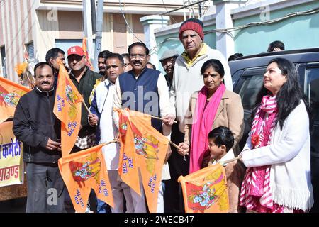 Bikaner, Indien. Januar 2024. Anhänger der Shree RAM Laxman Dussehra Gemeinde während einer religiösen Prozession von Pran Pratishtha Zeremonie im RAM Mandir. (Foto: Dinesh Gupta/Pacific Press) Credit: Pacific Press Media Production Corp./Alamy Live News Stockfoto