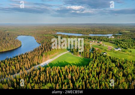 Fichtendieback in finnischer Taiga bei Pitkaelahti und Laensilahti, Luftbild, Finnland, Kuusamo, Virkkula Stockfoto