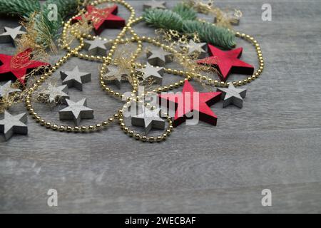 Holzsterne mit goldenen Perlen, Weihnachtsdekoration Stockfoto