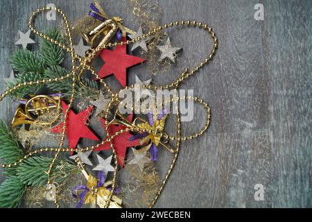 Holzsterne mit goldenen Miniatur-Musikinstrumenten und Perlen, Weihnachtsdekoration Stockfoto