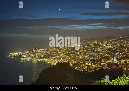 Blick auf Funchal bei Nacht vom Hotel Ocean Gardens auf einer Klippe, Madeira, Funchal Stockfoto