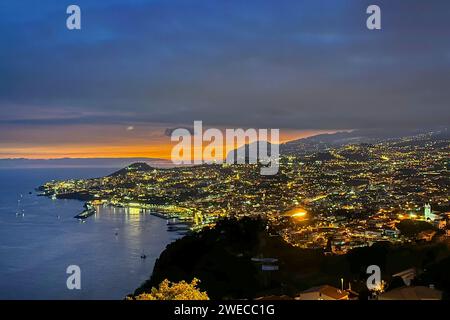 Blick auf Funchal bei Nacht vom Hotel Ocean Gardens auf einer Klippe, Madeira, Funchal Stockfoto