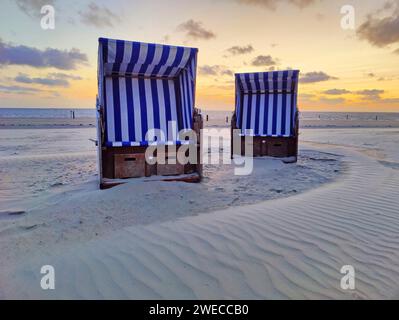 Leere Liegen am Strand bei Sonnenuntergang, Deutschland, Niedersachsen, Norderney Stockfoto