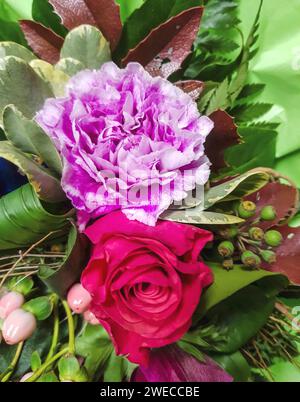 Farbenfroher Blumenstrauß mit Rosen, Nelken und St. Johanniskraut Stockfoto