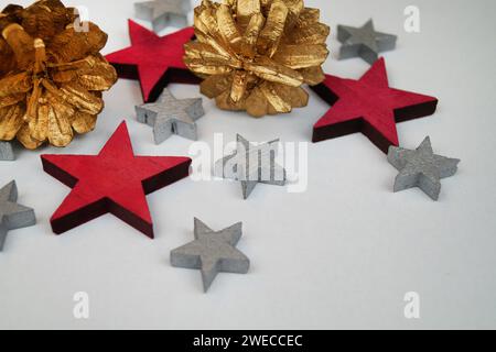 Holzsterne mit goldenen Kegeln, Weihnachtsdekoration Stockfoto