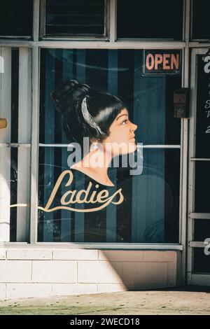 Fassade eines afroamerikanischen Barbershops in Savannah, Georgia, mit handgemaltem Schild - First Class Beauty and Barber Black History Stockfoto