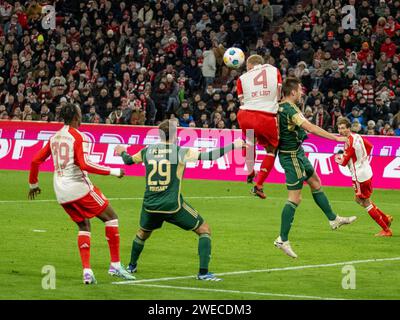 München, Deutschland. Januar 2024. Mathys Tel (FC Bayern München, #39), Lucas Tousart (1. FC Union Berlin, #29), Matthijs de Ligt (FC Bayern München, #04), Leon Goretzka (FC Bayern München, #08), GER, FC Bayern München (FCB) vs. Union Berlin, Fussball, Bundesliga, 13. Spieltag, Spielzeit 2023/2024, 24.01.2024, DFB/DFL-Vorschriften verbieten jede Verwendung von Fotografien als Bildsequenzen und/oder Quasi-Video., Foto: Eibner-Pressefoto/Sascha Walther Credit: dpa/Alamy Live News Stockfoto