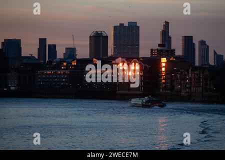 London, Großbritannien. Januar 2024. Bei Sonnenuntergang fährt ein Boot der Themse Clippers Uber entlang. Quelle: Mark Kerrison/Alamy Live News Stockfoto