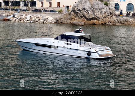 „Dieci“ eine 15 Meter lange italienische Sportyacht Bluride Prestige Plus mit Geschwindigkeiten über 30 Knoten, die im April 2023 in Amalfi, Italien, auf einen Liegeplatz wartet. Stockfoto