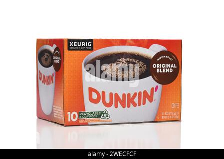 IRVINE, KALIFORNIEN - 24. JAN 2024: Eine Schachtel Dunkin Original Blend Medium Roast Coffe K-Cups von Keurig. Stockfoto