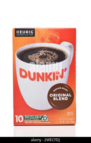 IRVINE, KALIFORNIEN - 24. JAN 2024: Eine Schachtel Dunkin Original Blend Medium Roast Coffe K-Cups von Keurig. Stockfoto